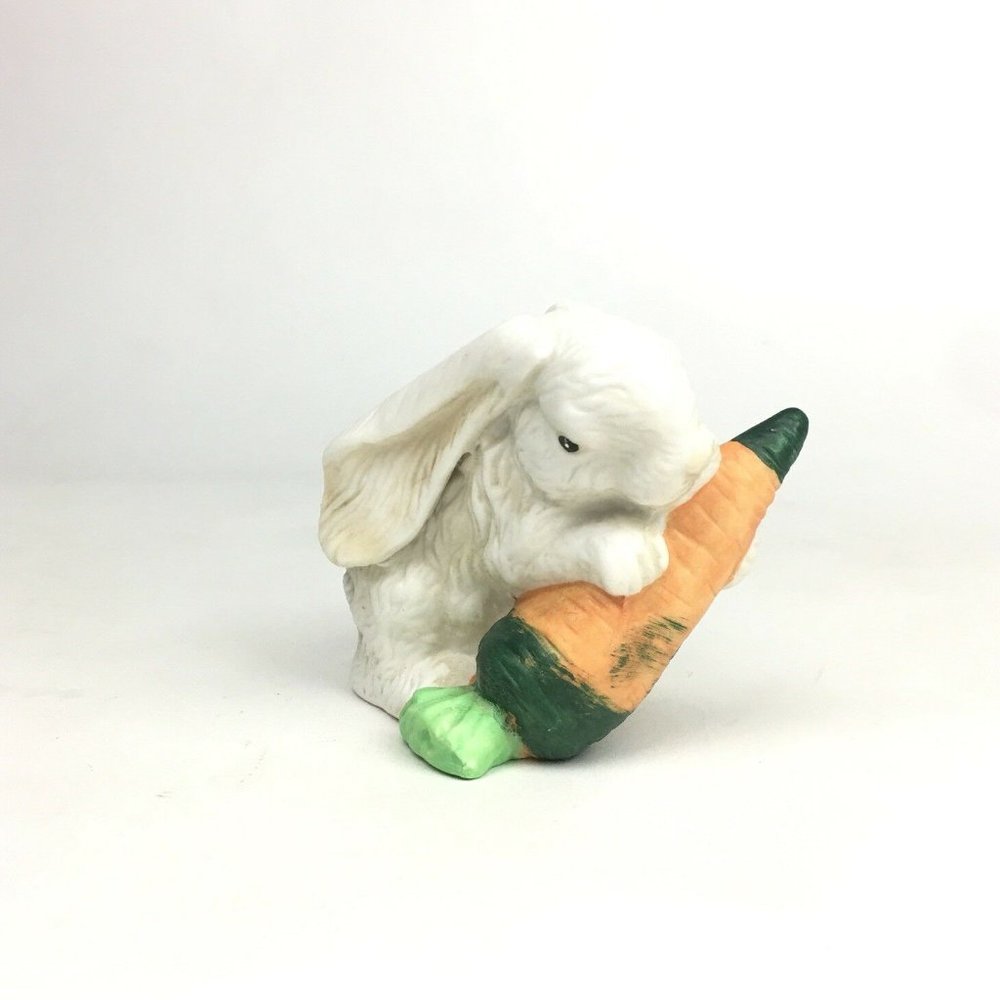 Vtg White Ceramic Rabbit‎ Sitting w Carrot Easter
